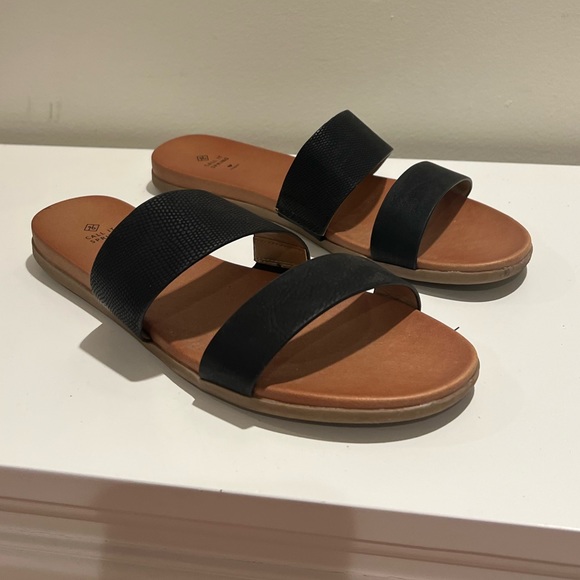 Call it Spring Sandals - Picture 3 of 6